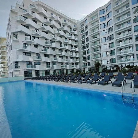 Ap Family Glamour In Infinity Pools &